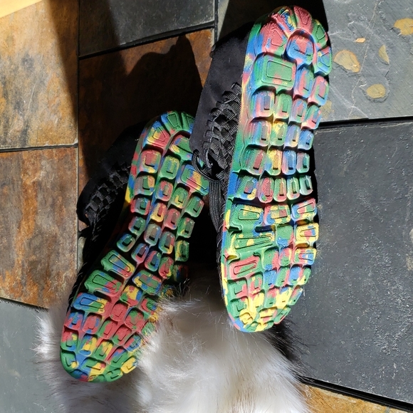 Rainbow sole running sneakers. Size 7 - Picture 7 of 10